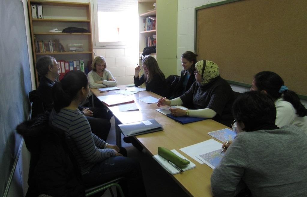 Diversos voluntaris ofereixen classes de català