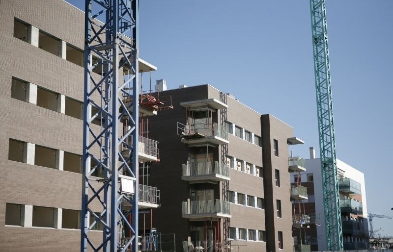 Molts bancs s'han quedat solars, promocions senceres i aparcaments en diferents punts de la ciutat. FOTO: Artur Ribera