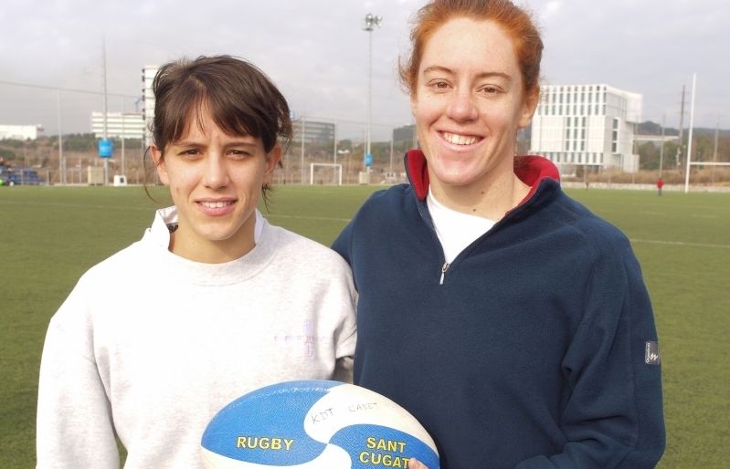 Júlia i Bàrbara Pla, en un clínic que van oferir l'any 2011 al Club de Rugby Sant Cugat. FOTO: Arxiu / Artur Ribera