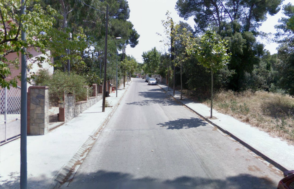 El carrer de Sant Francesc de Valldoreix és obert al trànsit encara que les obres acaben el dilluns 15 d'abril. FOTO: Google maps