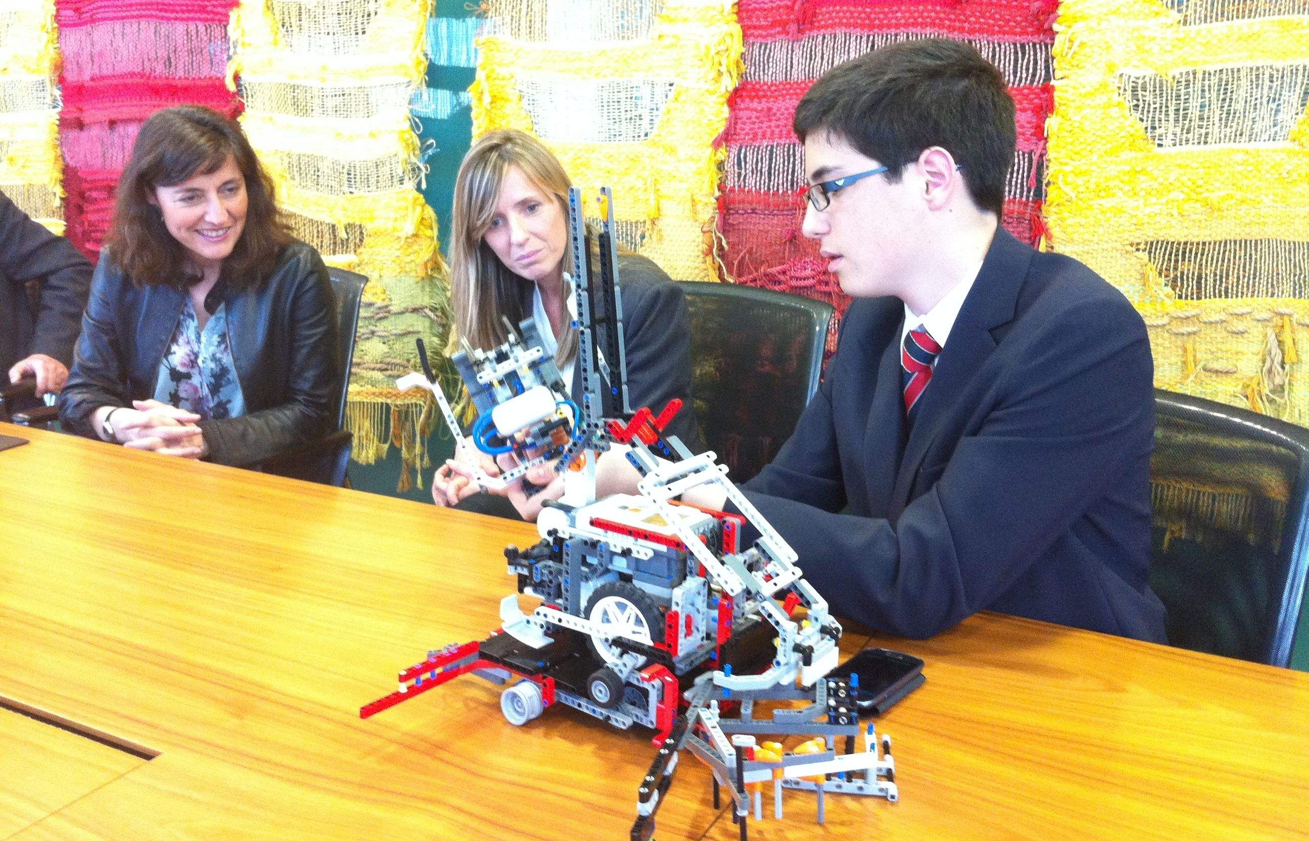 El robot dels alumnes del Viaró FOTO: JR Armadàs