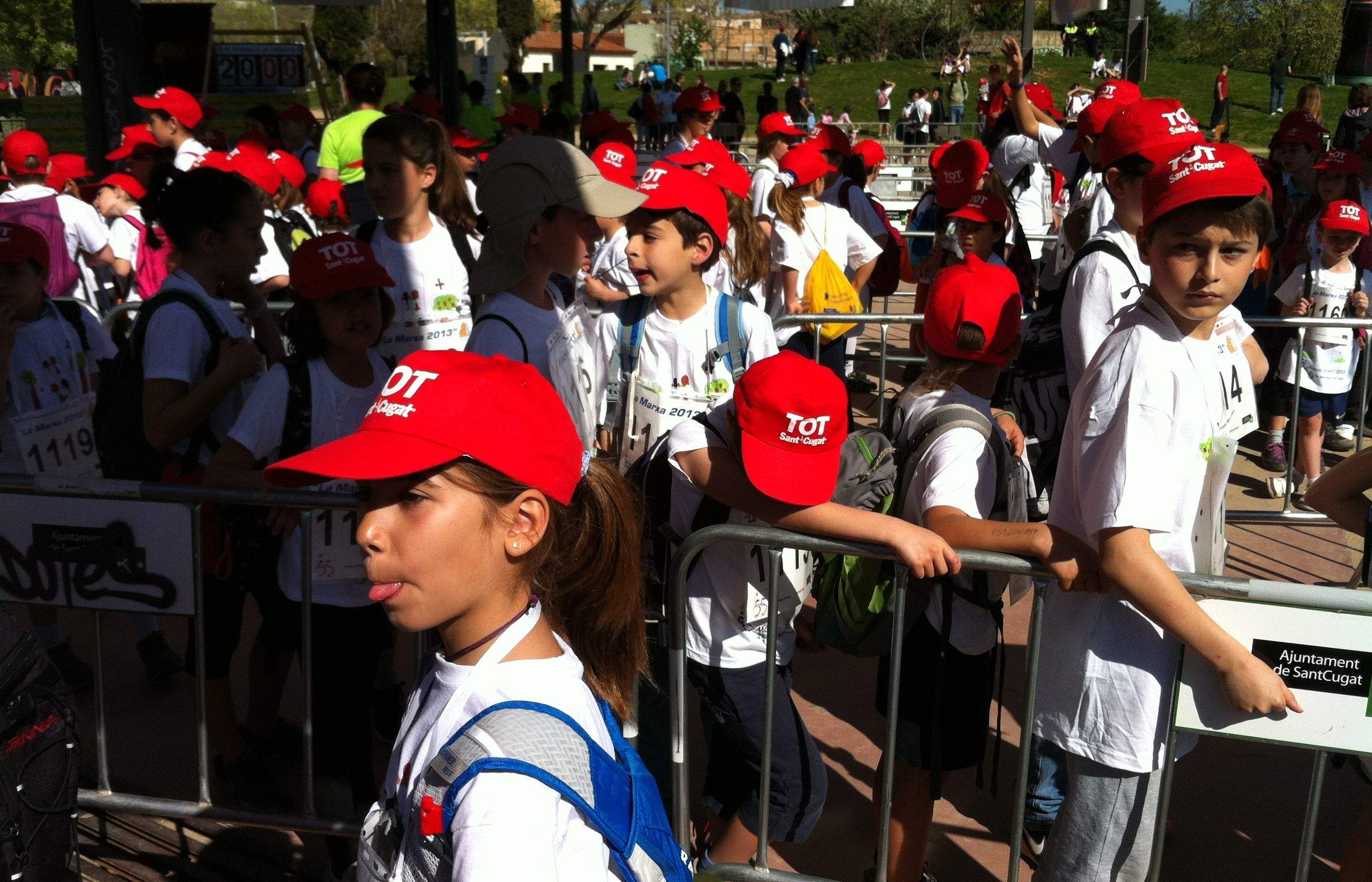 El Tot Sant Cugat ha repartit gorres a tots els paticipants com cada any FOTO: JR Armadàs