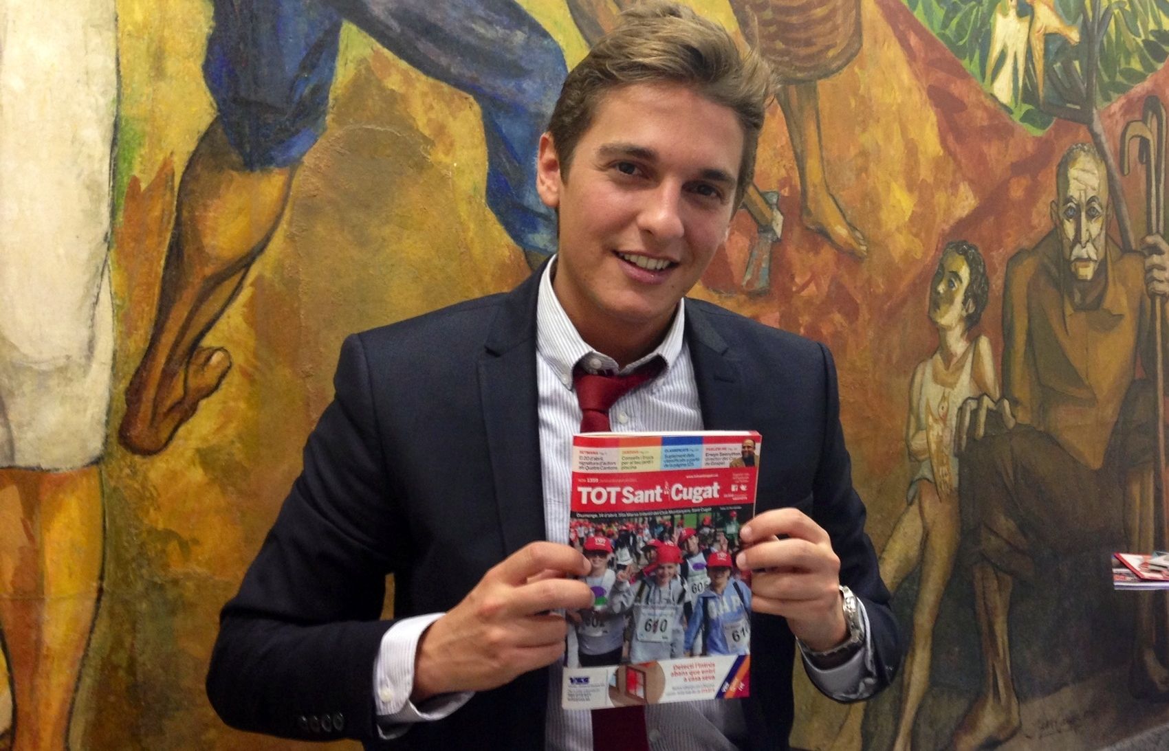 Xavi Martínez amb un exemplar del TOT Sant Cugat. FOTO: A. Mira