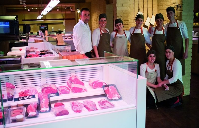 A Corella no només venen carn, sinó que tenen la barra de degustació per prendre un cafè o vi