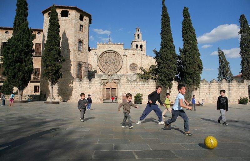 La plaça d'Octavià amb un grup de nens jugant a futbol. FOTO: Artur Ribera