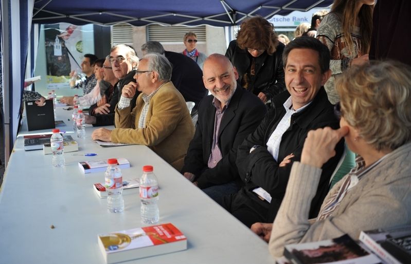 Els autors han anat passant durant el matí per la taula. FOTO: Amanda Bernal