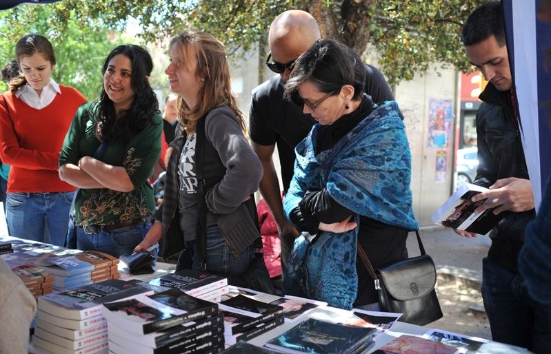 Els santcugatencs han aprofitat per adquirir els llibres de Sant Jordi. FOTO: Amanda Bernal
