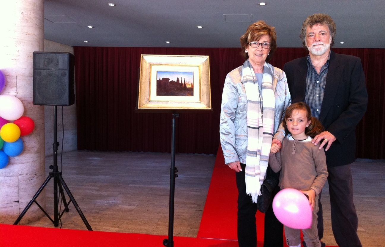 Carme Ribé s'ha emportat el quadre cedit per Lluís Ribas. FOTO: J.M.Vallès
