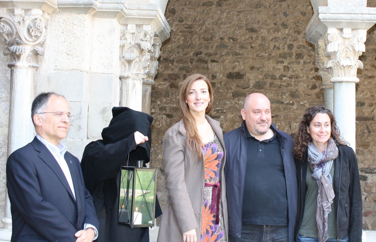 Xavier Escura, Patricia de No, Marta de Castro i Lluís Campins, amb un monjo després de la presentació de la nova programació turística. FOTO: Cedida