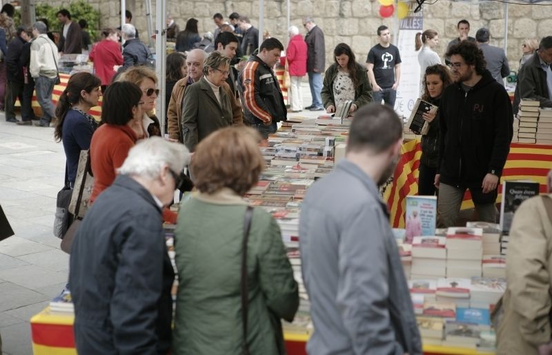 12 Parades de venda de llibres, sis de llibreries i sis daltres entitats són les que estaran presents el 23 dabril als carrers de Sant Cugat. FOTO: Artur Ribera