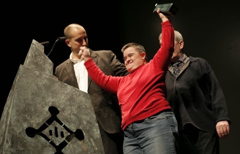 Un dels organitzadors i un dels participants recullen el Premi Ciutat de Sant Cugat. FOTO: Artur Ribera