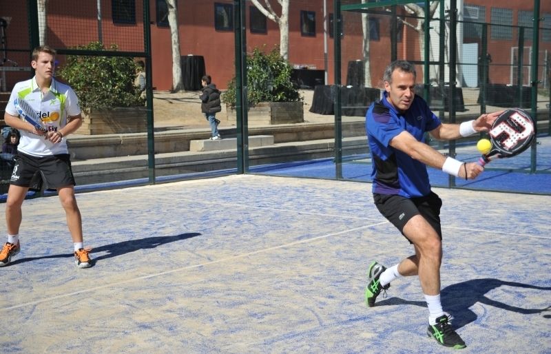 Àlex Corretja, a la dreta de la fotografia, el dia de la inauguració de les quatre pistes de pàdel al Complex Esportiu EMD de Valldoreix. FOTO: Amanda Bernal