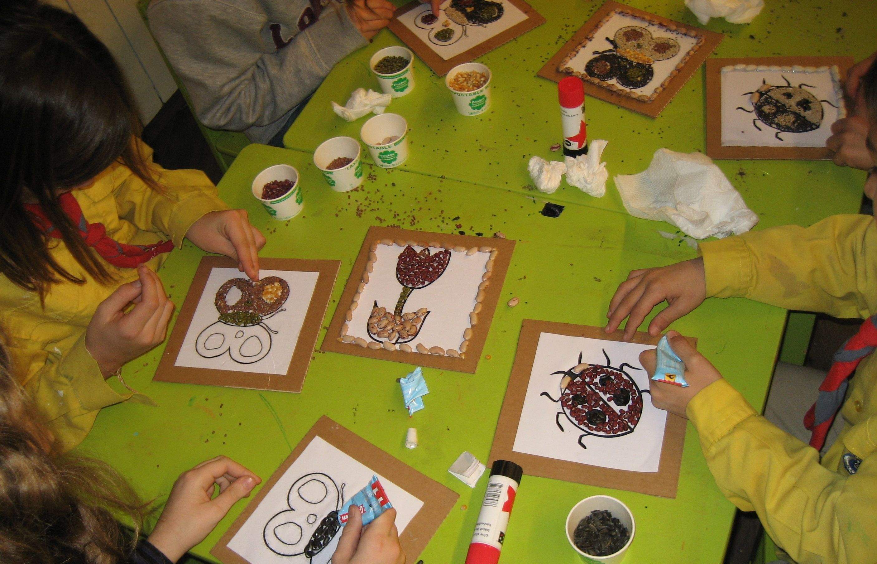 Joves fent activitats a L'Ateneu