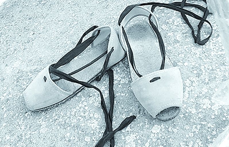 Les espardenyes amb tres betes negres eren les que portaven els pagesos. FOTO: Cedida