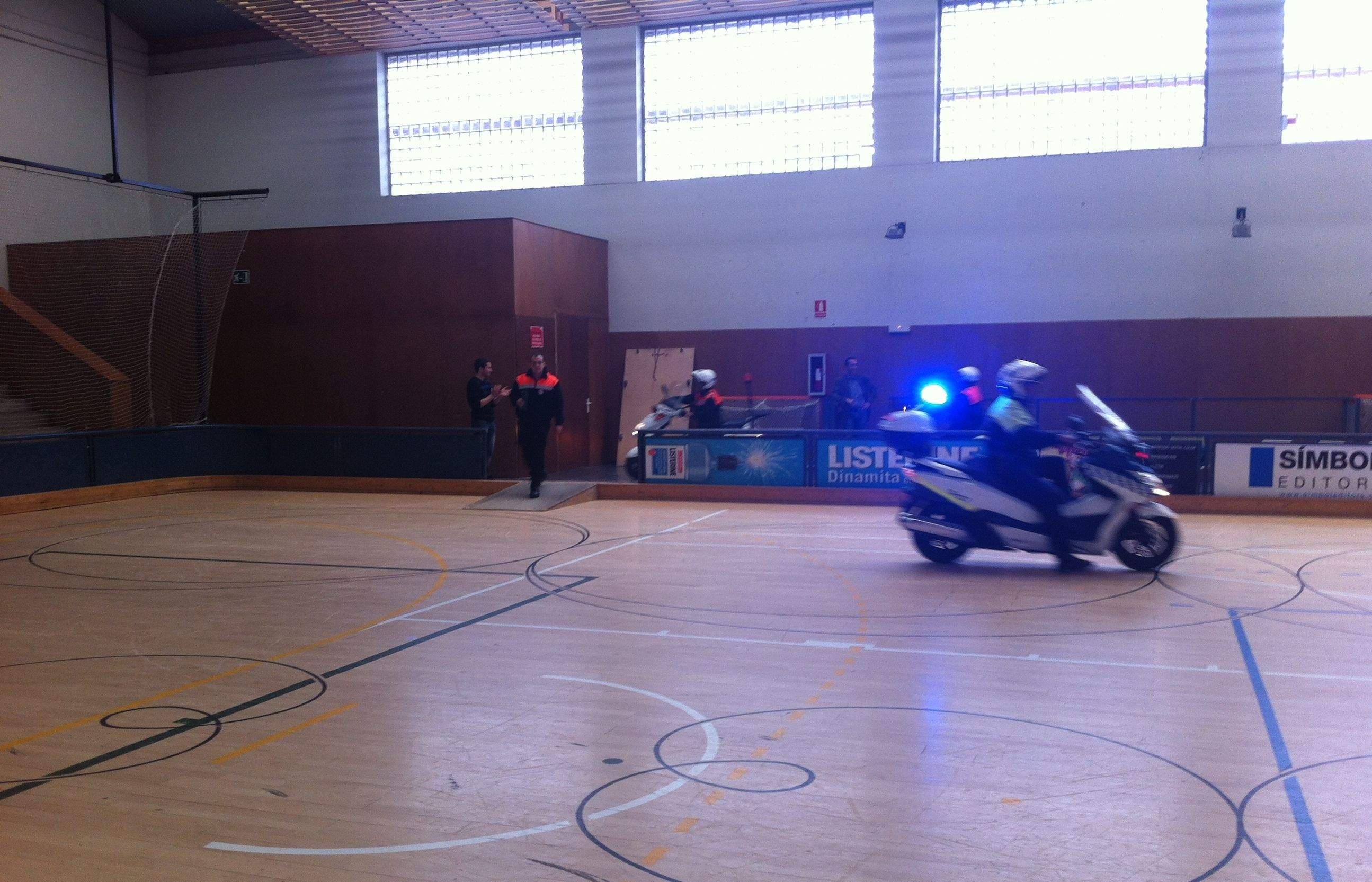 El Premi Ciutat de Sant Cugat dels Jocs StQLímpics escoltat per la policia. FOTO: À.L.P