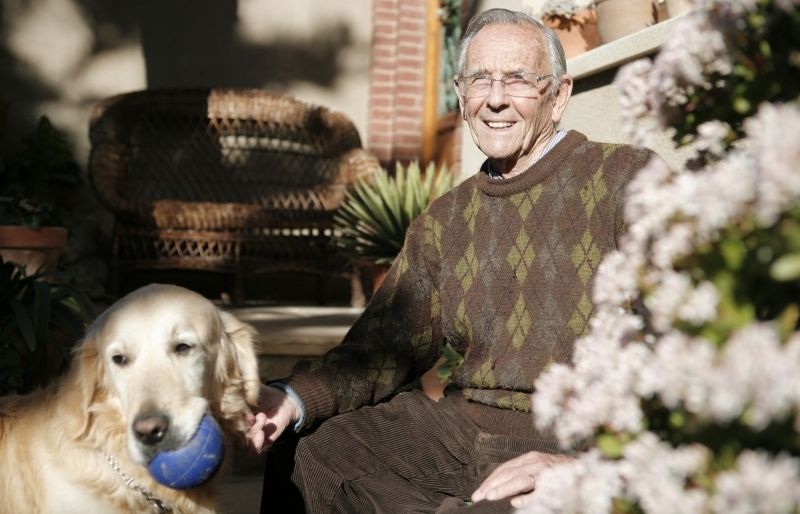 Pahissa amb un dels seus gossos a lentrada de casa seva. FOTO: A. RIBERA