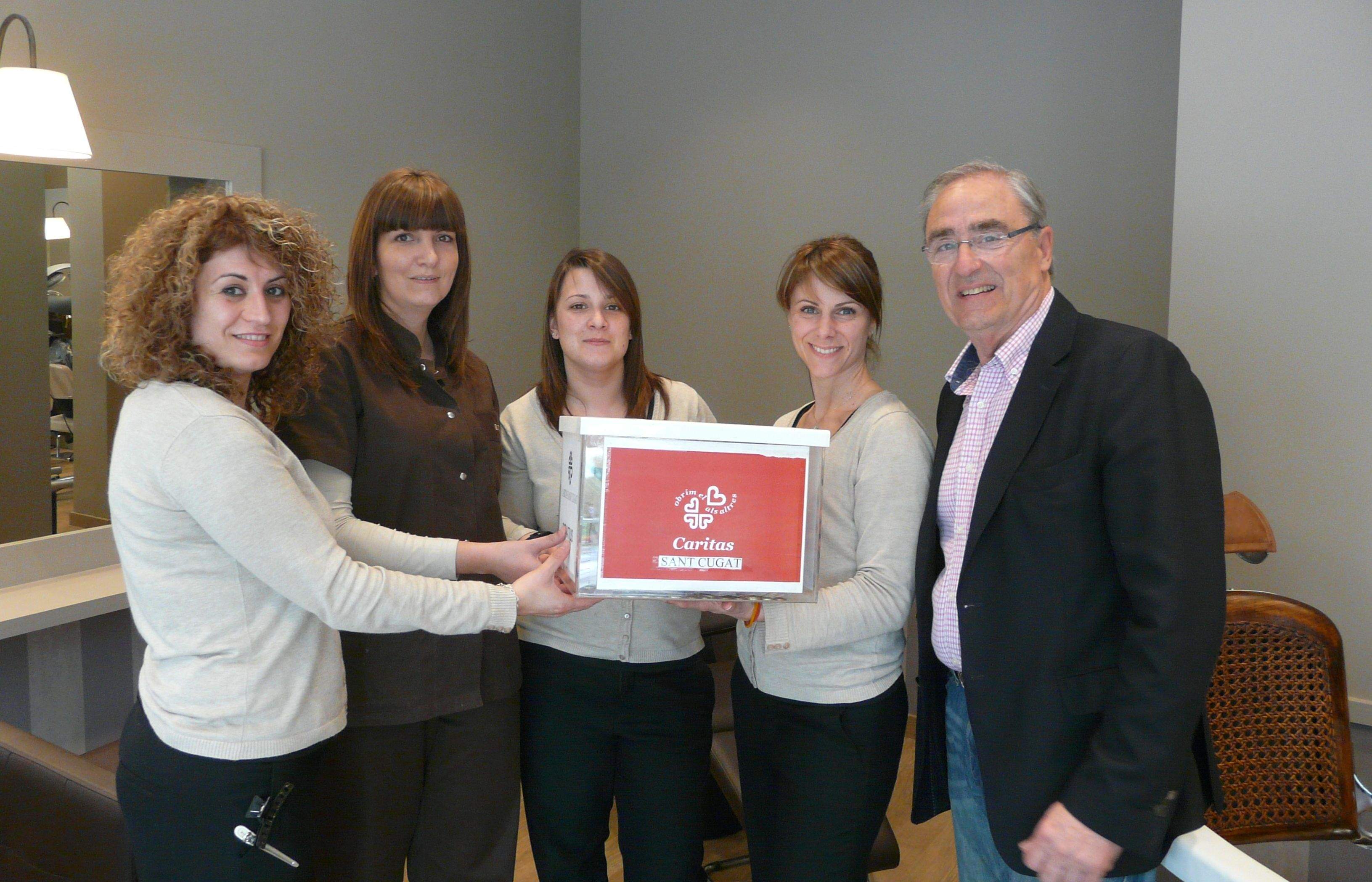 Gómez recollint l'aportació de B. Tous. FOTO: Cedida