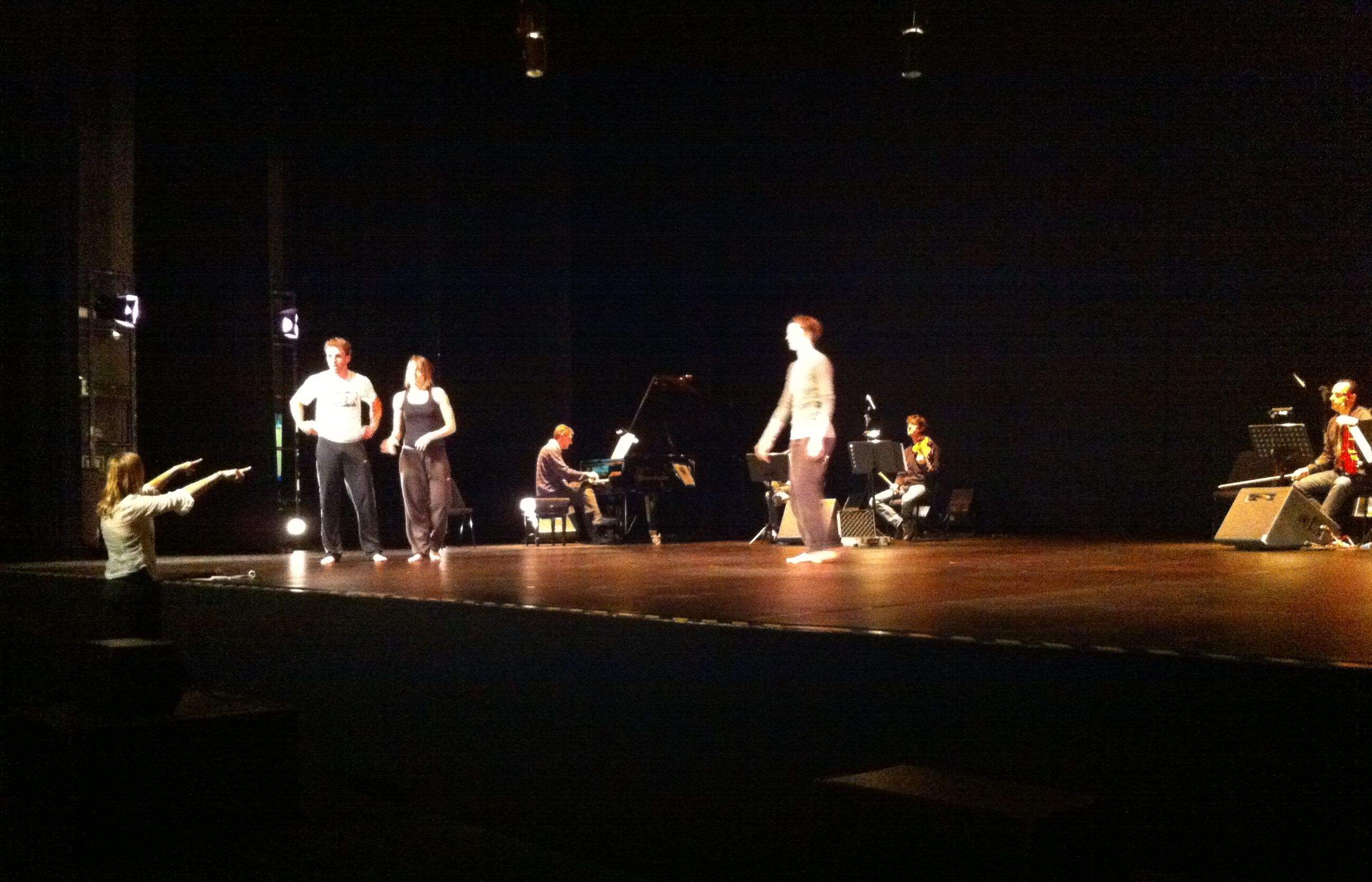 La directora de CobosMika, Olga Cobos, explica algunes correccions als ballarins.  FOTO: Mariona Sagalés