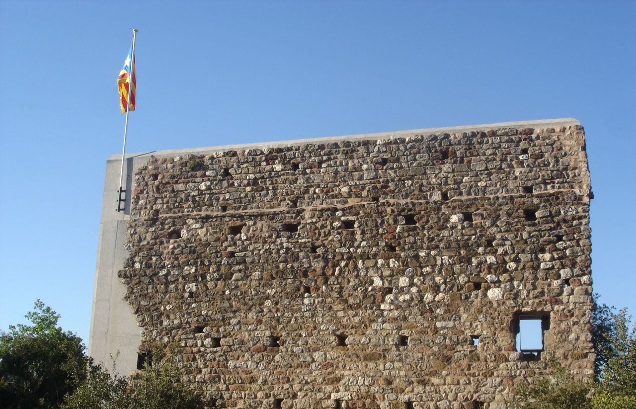L'estelada a la part superior del monument valldoreixenc. FOTO: CEdida