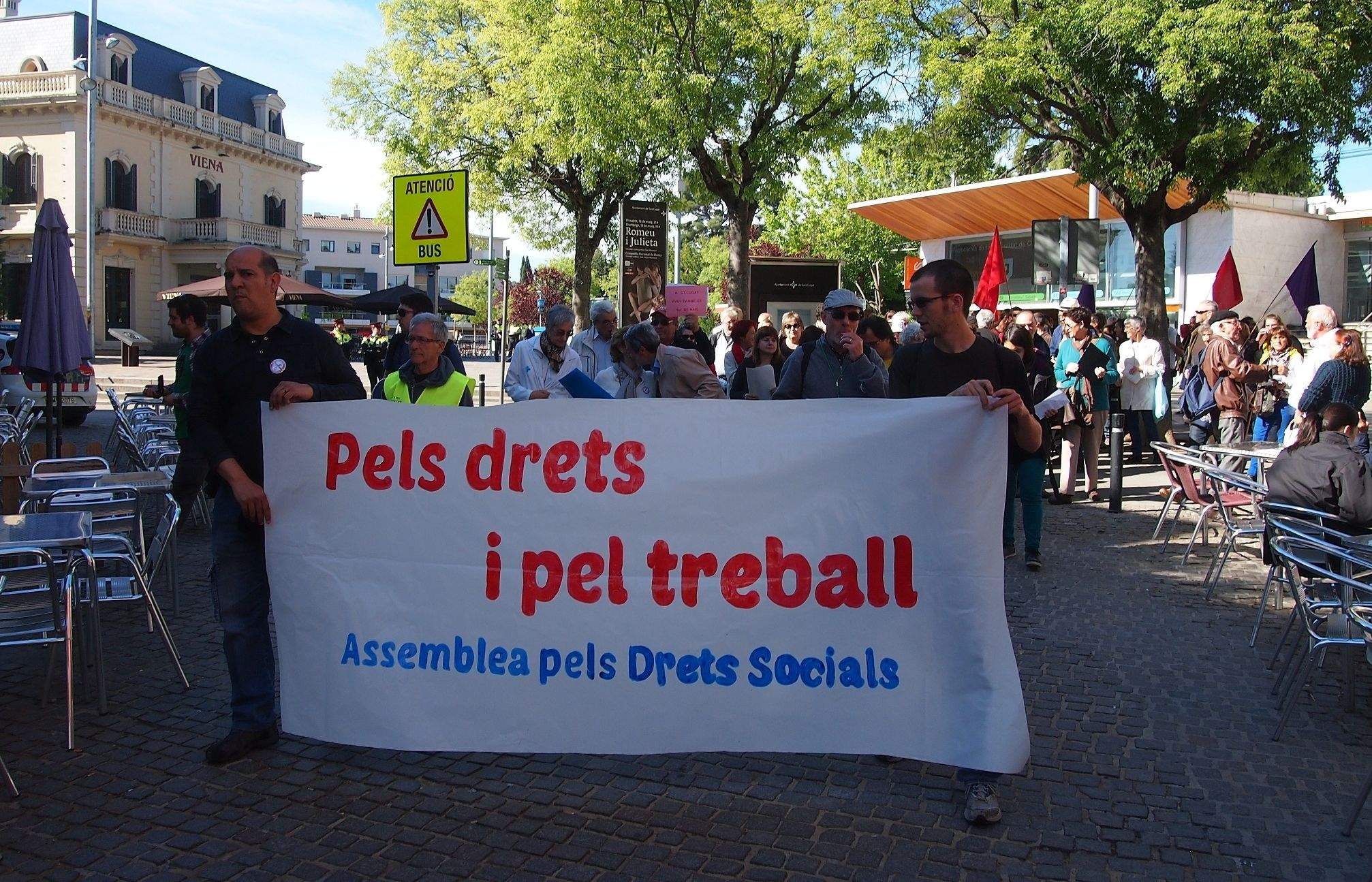 Els manifestants s'han concentrat a la pl. de Lluís Millet a les 10 hores. FOTO: C.Caballé