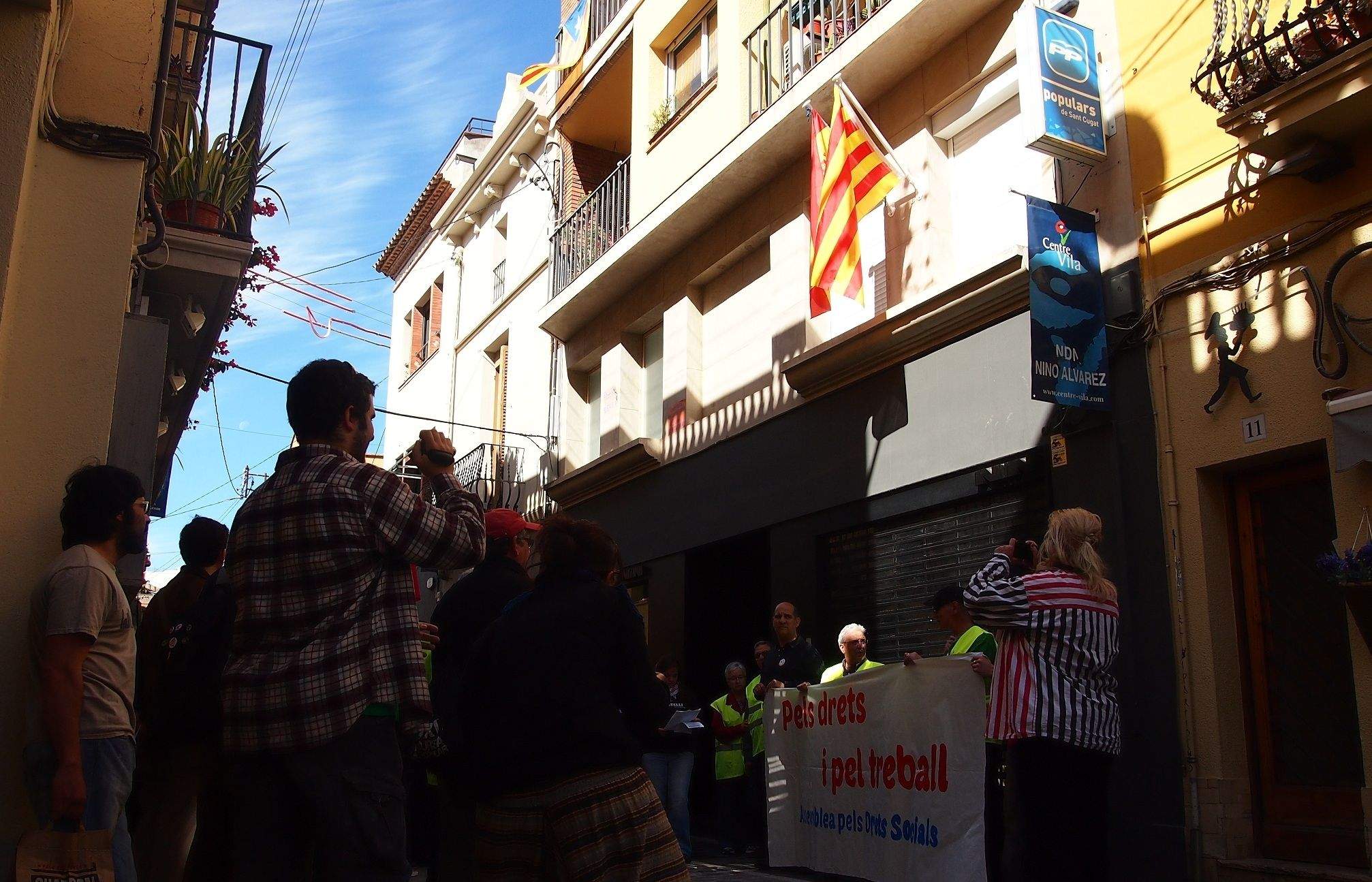 Davant la seu del PP s'ha reivindicat la lluita contra les polítiques de dretes. FOTO: C.Caballé