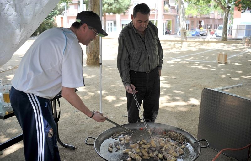 El president, José Javier Beteta, preparant la paella. FOTO: Amanda Bernal