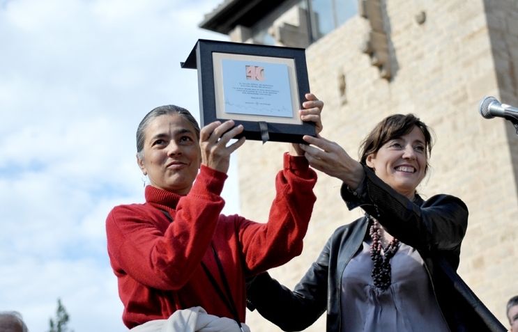 Mercè conesa ha fet entrega d'una placa pels 40 anys de la cooperativa. FOTO: Amanda Bernal