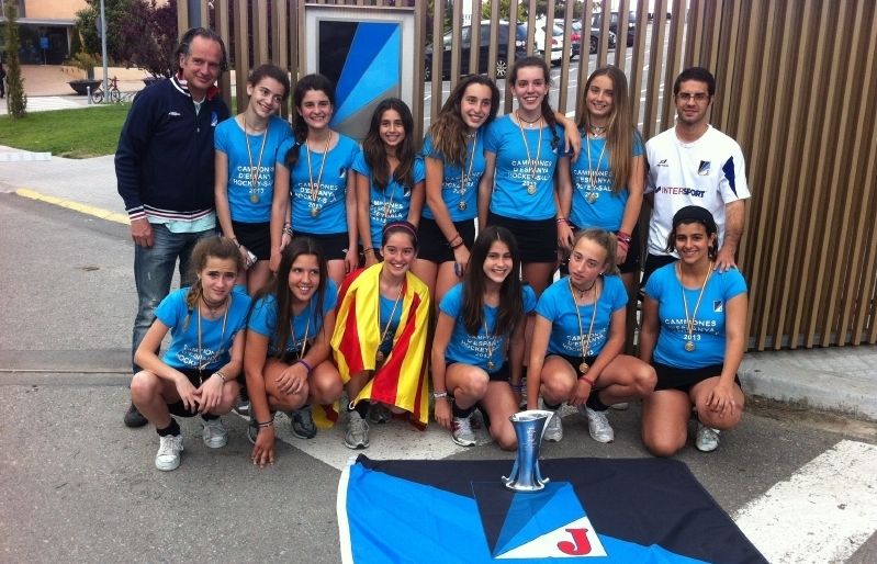 L'equip infantil femení del Junior FC, amb el trofeu de campiones d'Espanya. FOTO: Àlex López Puig