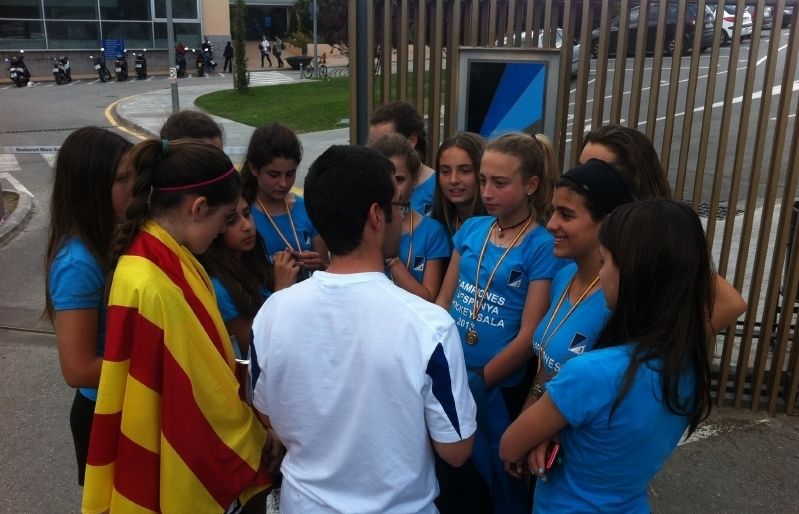 L'entrenador Néstor Llobet, parlant amb les jugadores al Junior FC. FOTO: Àlex López Puig