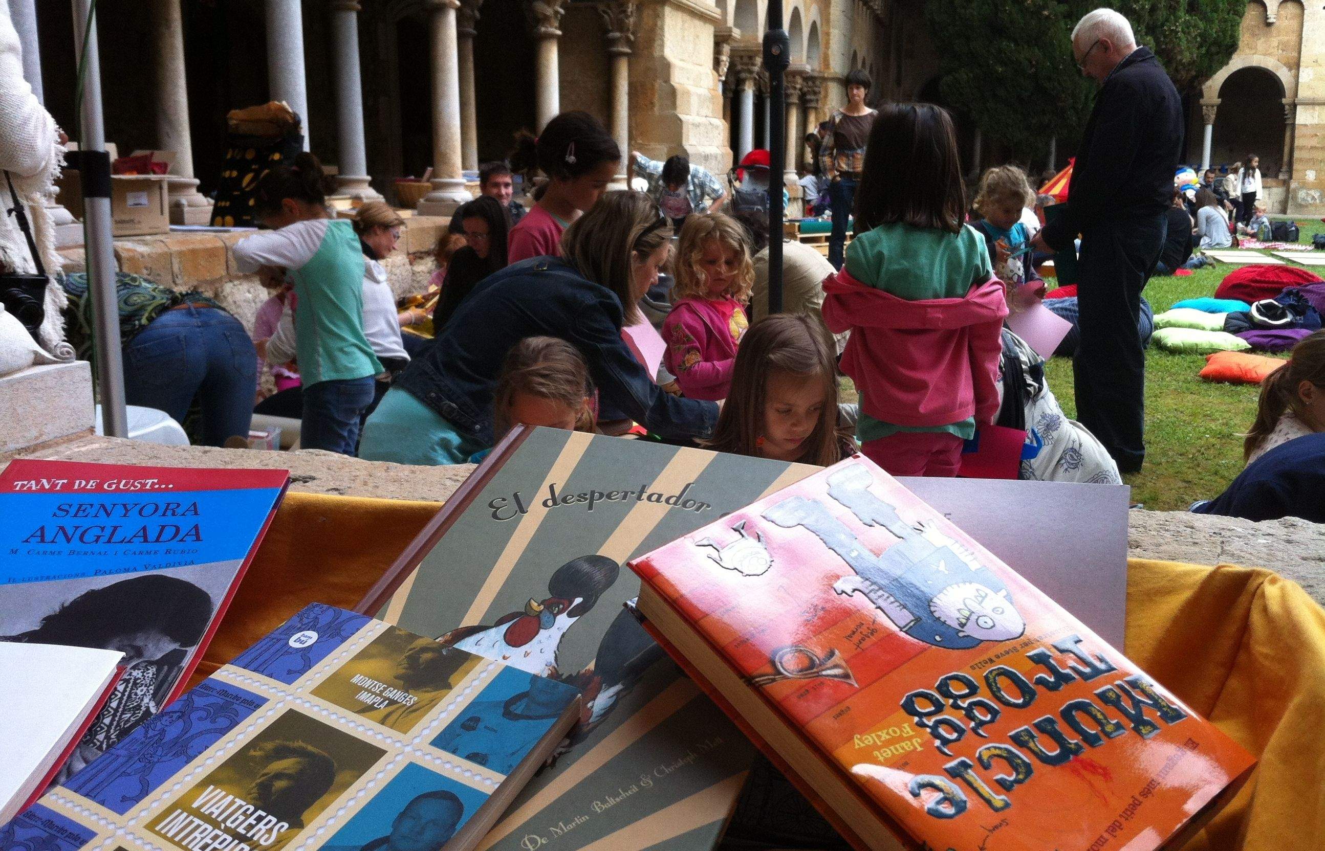 El llibres infantils han estat els protagonistes de la setmana al claustre FOTO: JR Armadàs