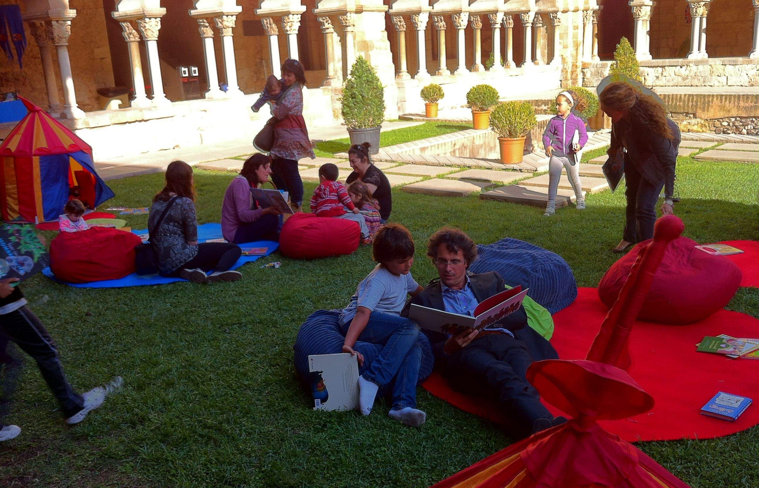 Pares i fills llegint junts FOTO: JR Armadàs