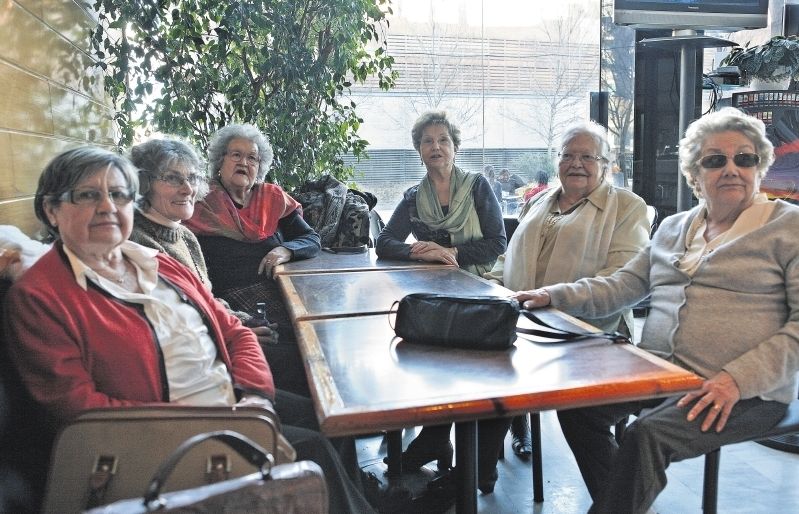 Les sis àvies de Snat Cugat qeu fa anys qeu es reuneixes. Havien arribat a ser 22!. FOTO: Artur Ribera