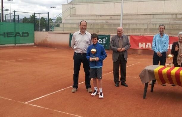 David Puigdemasa amb el trofeu de campió. FOTO: Cedida