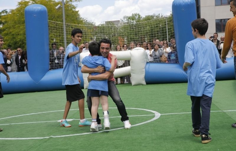 Xavi Hernández jugant a futbol a la plaça de l'Ajuntament. FOTO: Artur Ribera