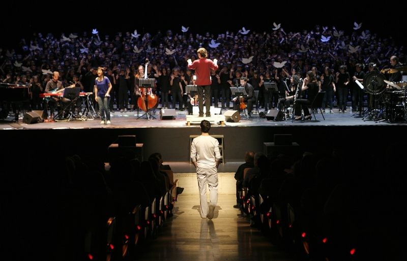 Més de 350 cantaires han omplert l'escenari santcugatenc. FOTO: Artur Ribera