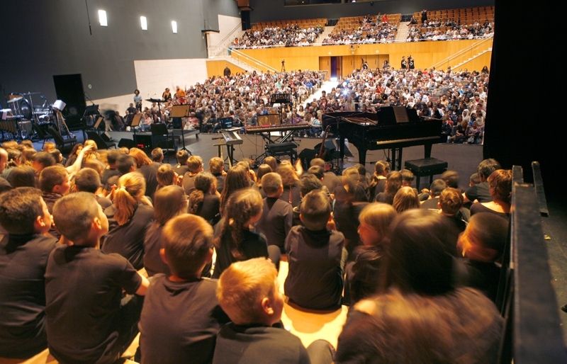 Més de 350 cantaires han omplert l'escenari santcugatenc. FOTO: Artur Ribera