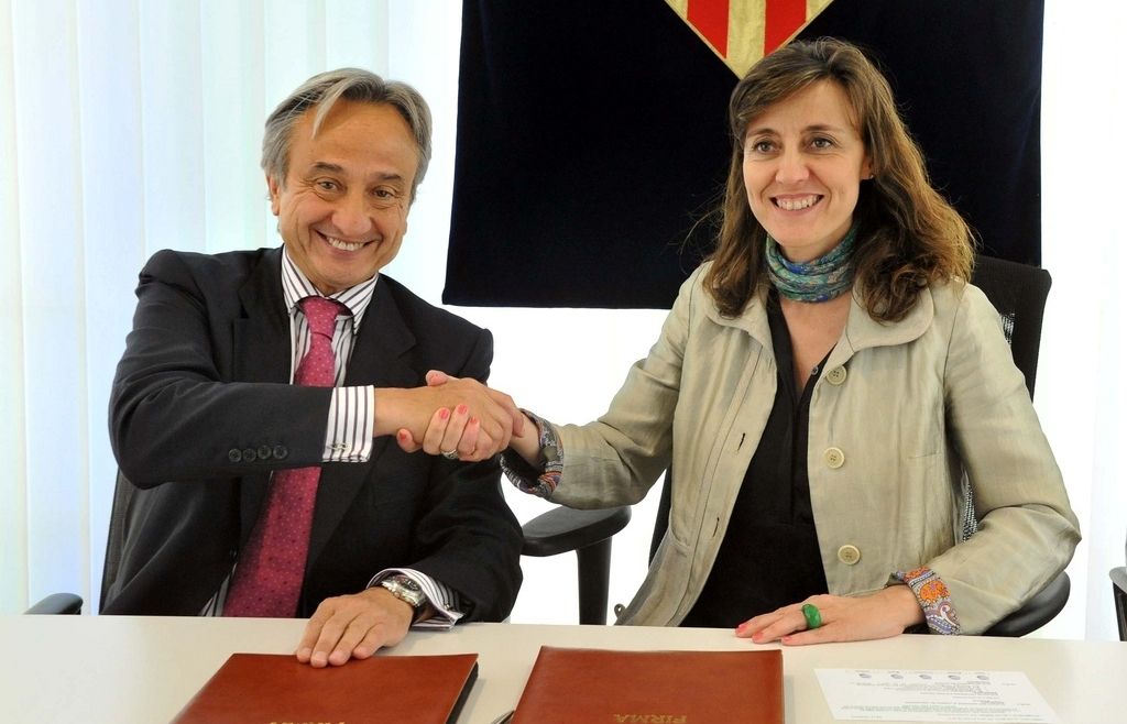 Josep Morell d'Oncolliga i Mercè Conesa durant la signatura del conveni. FOTO: Localpress