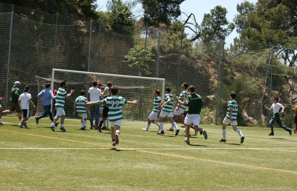 Els jugadors i l'afició del Valldoreix FC celebren el passi a la segona ronda de la Copa Catalunya. FOTO: Valldoreix FC