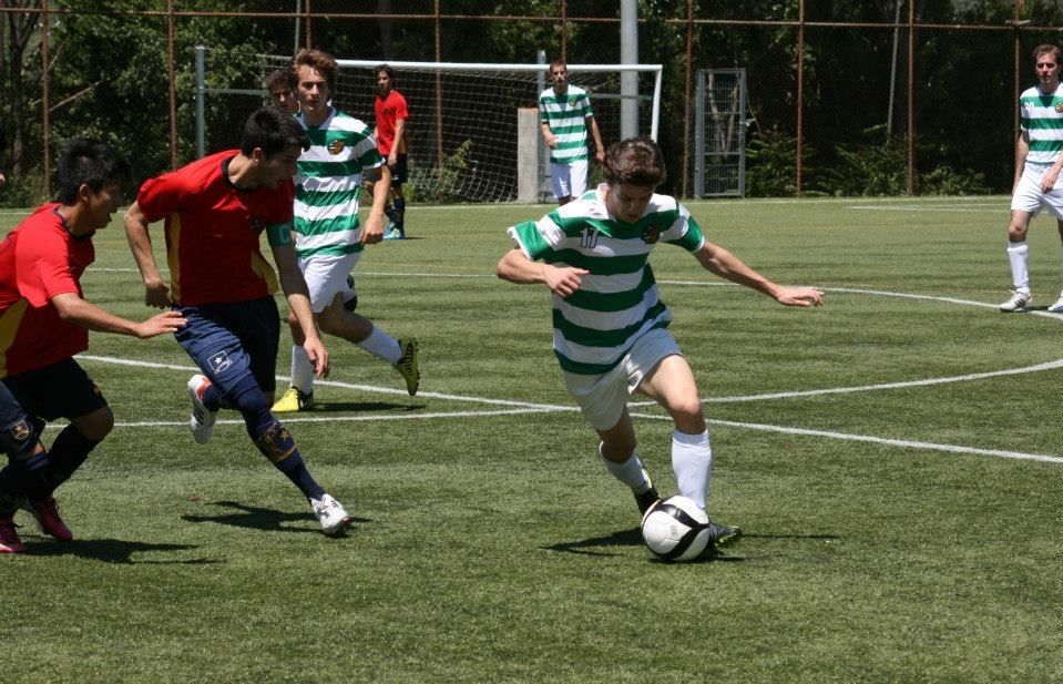 Una jugada del partit entre el Valldoreix CF i el CE Tecnofutbol B. FOTO: Valldoreix FC