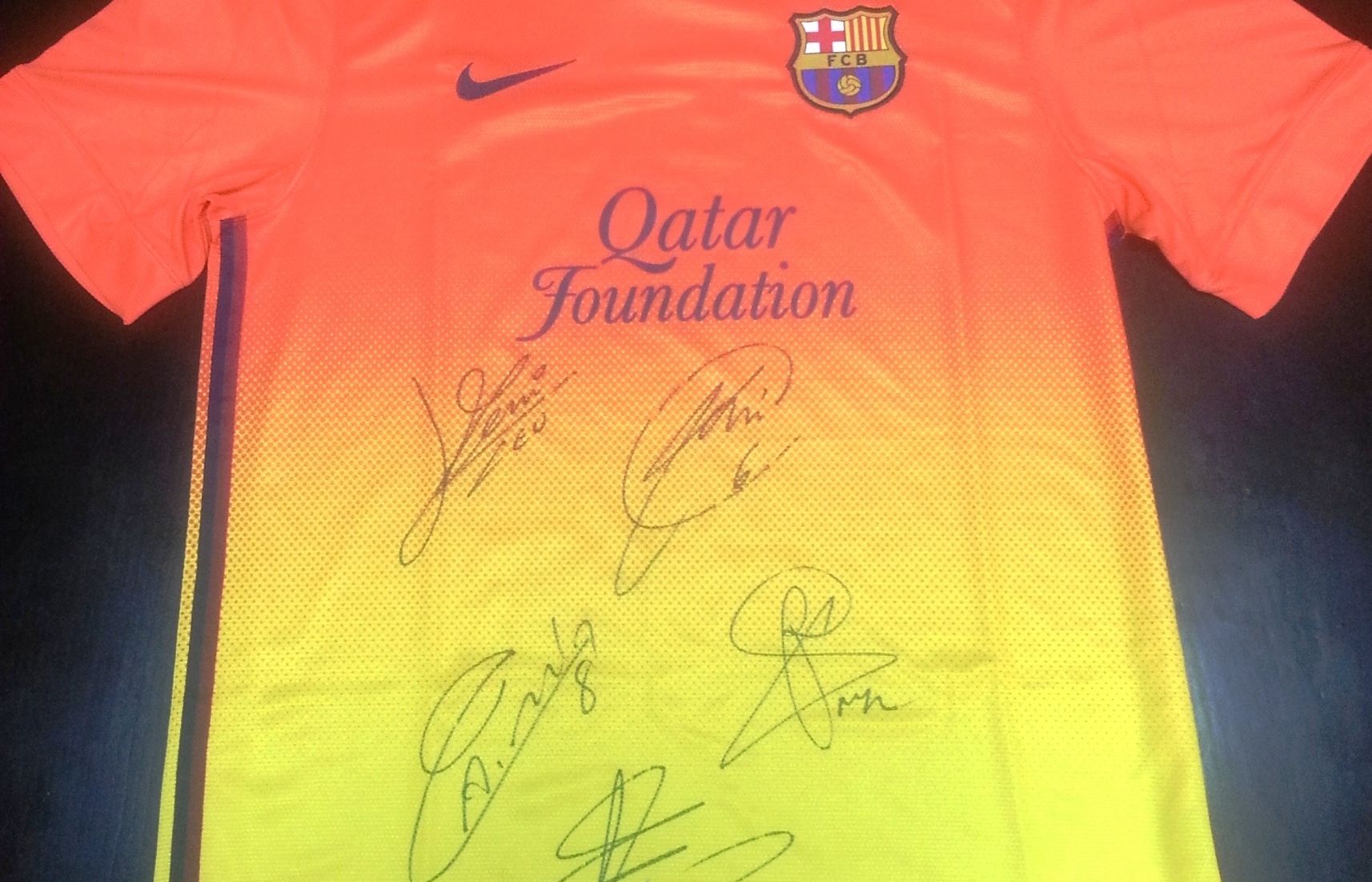 Aquesta és la samarreta signada pels futbolistes del FC Barcelona. FOTO: PB Sant Cugat