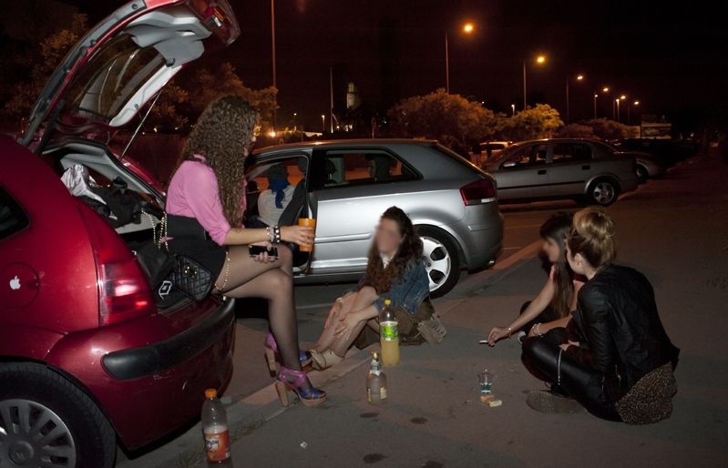 Unes joves fan "botellón' a Can Solà un divendres a la nit. FOTO: Amanda Bernal