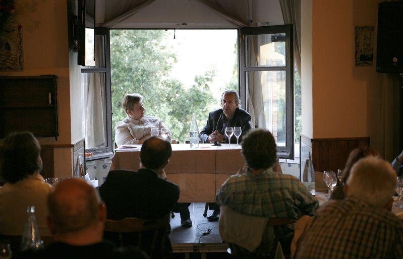 Xavier Bru de Sala, a la dreta, abans de la seva intervenció i Dolors Vilarasau, a l'esquerra, directora d'Amics de Pedra i Sang. FOTO: Pere Fernández