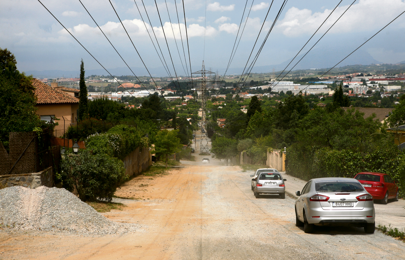 El soterrament del cablejat elèctric i el model de via pensat per després generen debat. Artur Ribera