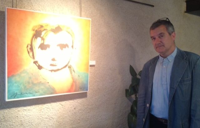 L'artista amb un dels quadres exposats. FOTO: Àgata Guinó