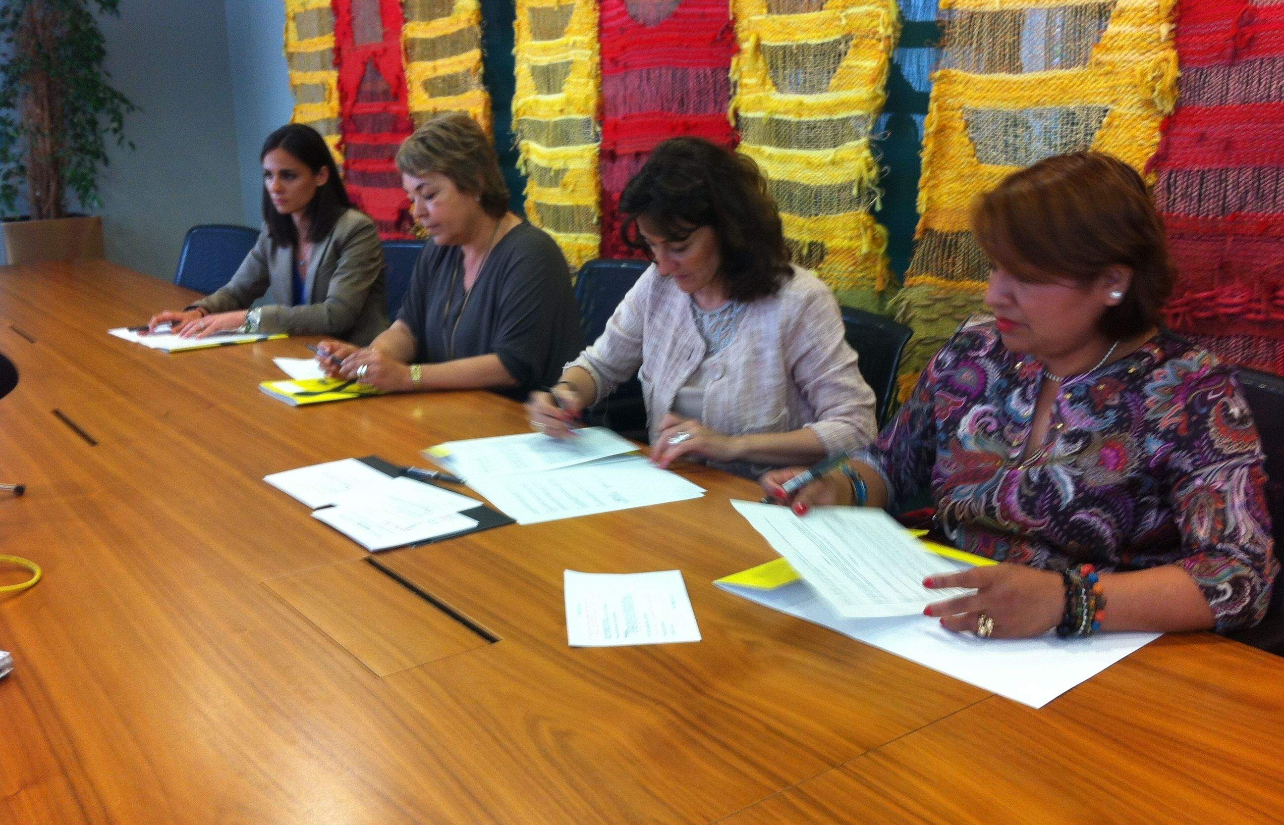 Les directores de les residències Cugat Natura, Sant Salvador i Virgen de la Puerta, han signat el conveni de col·laboració amb l'alcaldessa el matí d'aquest dimarts. FOTO: Mariona Sagalés