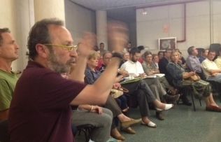 Un dels veïns que ha intervingut. FOTO: Àgata Guinó