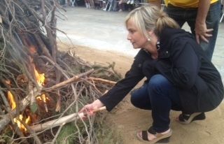 Terribas ha encès la foguera de Sant Joan amb la flama. FOTO: Àgata Guinó