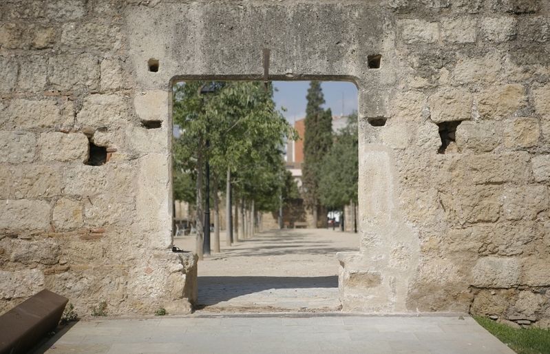 Imatge de la porta del Monestir reparada. FOTO: Artur Ribera