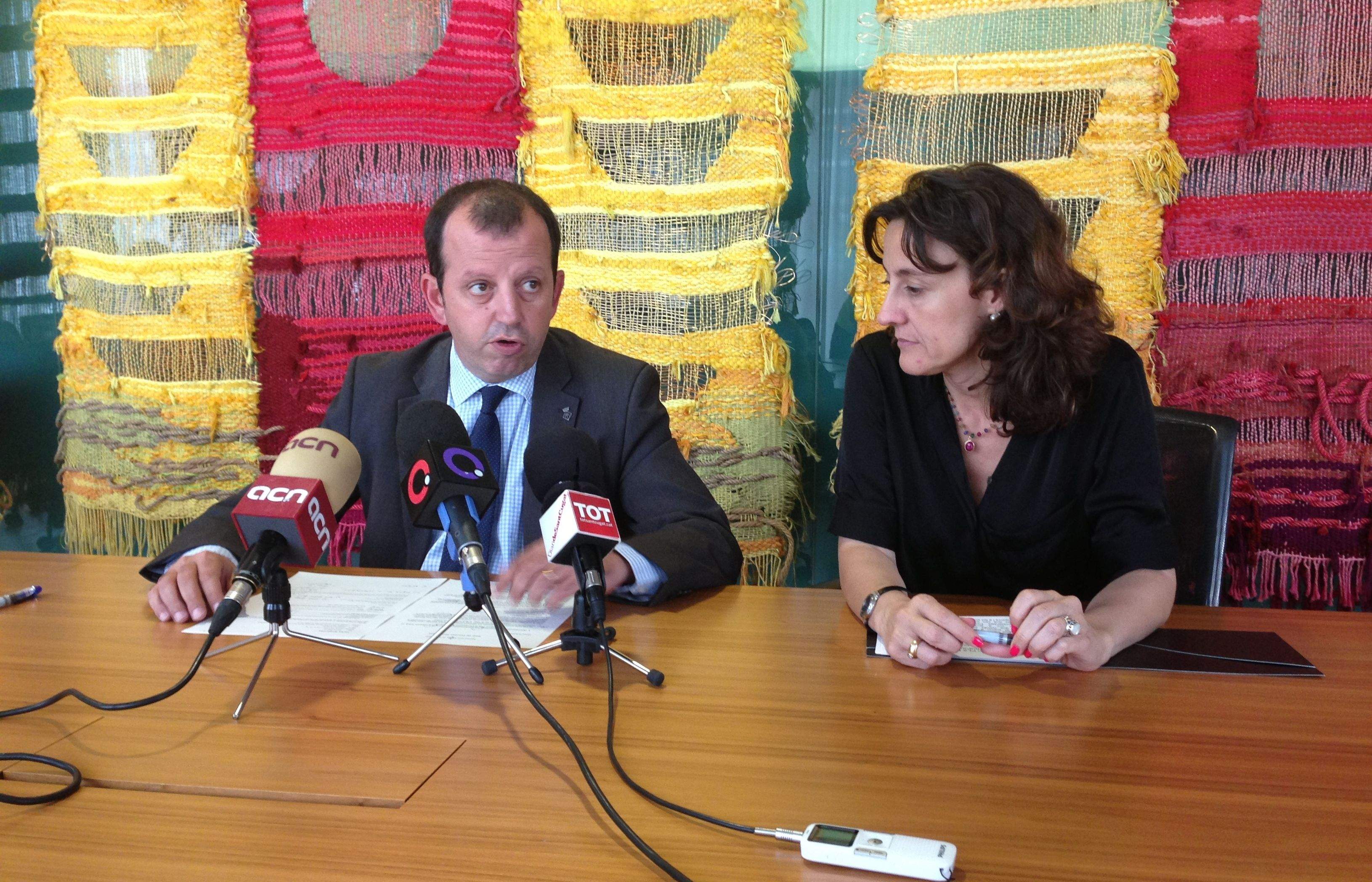 Carles Brugarolas i Mercè Conesa a la roda de premsa sobre el Pla d'Ocupació Municipal. FOTO: A.Mira