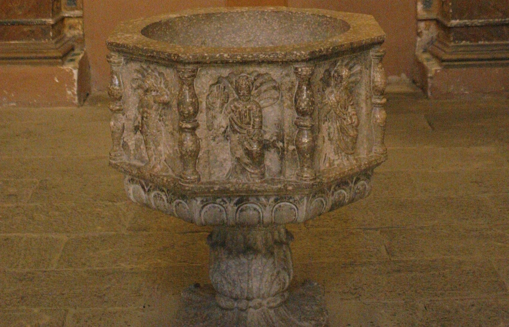 San Pere a la pica baptismal de l'església del Monestir. FOTO: Artur Ribera